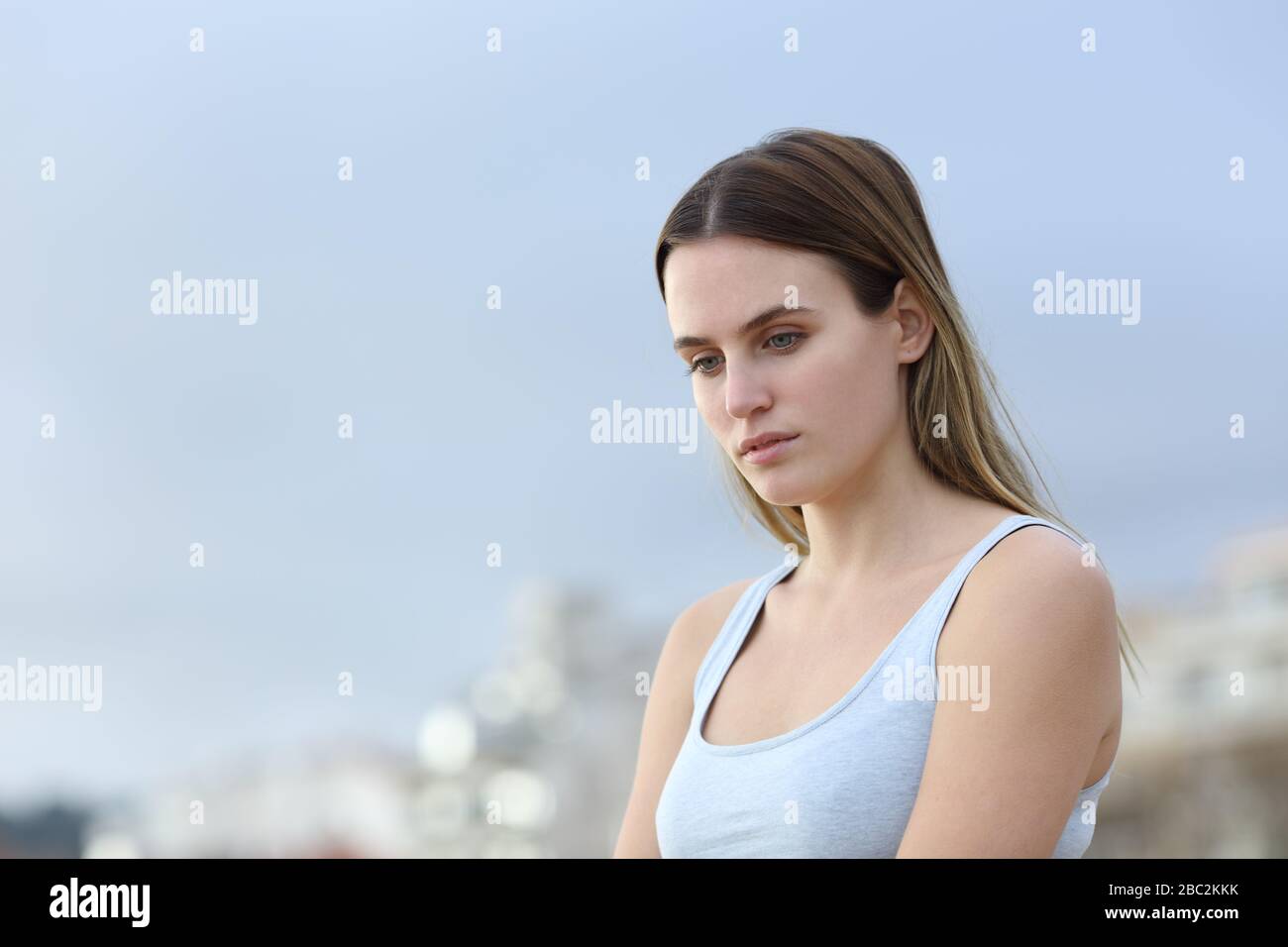 Traurige Frau, die sich beschwert, auf die Straße hinunterzuschauen Stockfoto