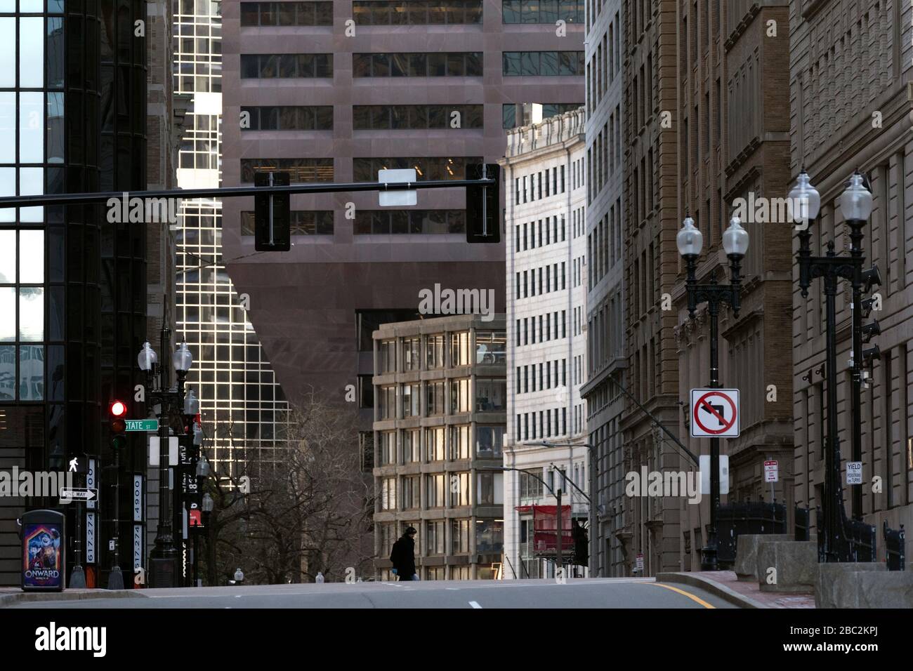 Ein einsamer Fußgänger überquert die menschenleere Congress Street in Boston, Massachusetts, USA Stockfoto
