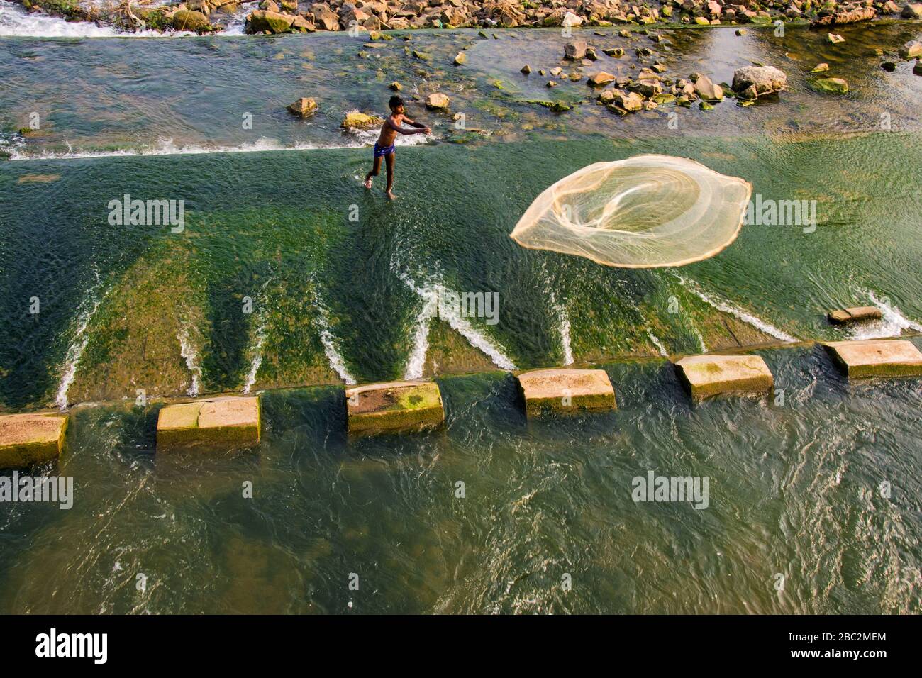 Fischer werfen ein Fischnetz zum Fangen von Fischkanteneinfangen Stockfoto