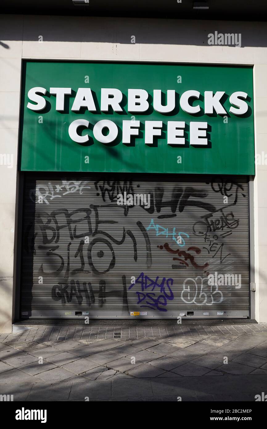 Eingang zum Starbucks Coffee Shop, geschlossenes Coronavirus Stockfoto