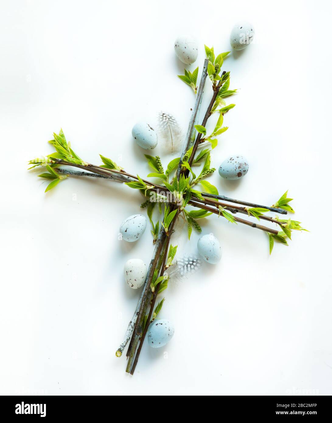 Osterblumenkreuz und Ostereier auf weißem Grund; Christliches Erweckungssymbol Stockfoto