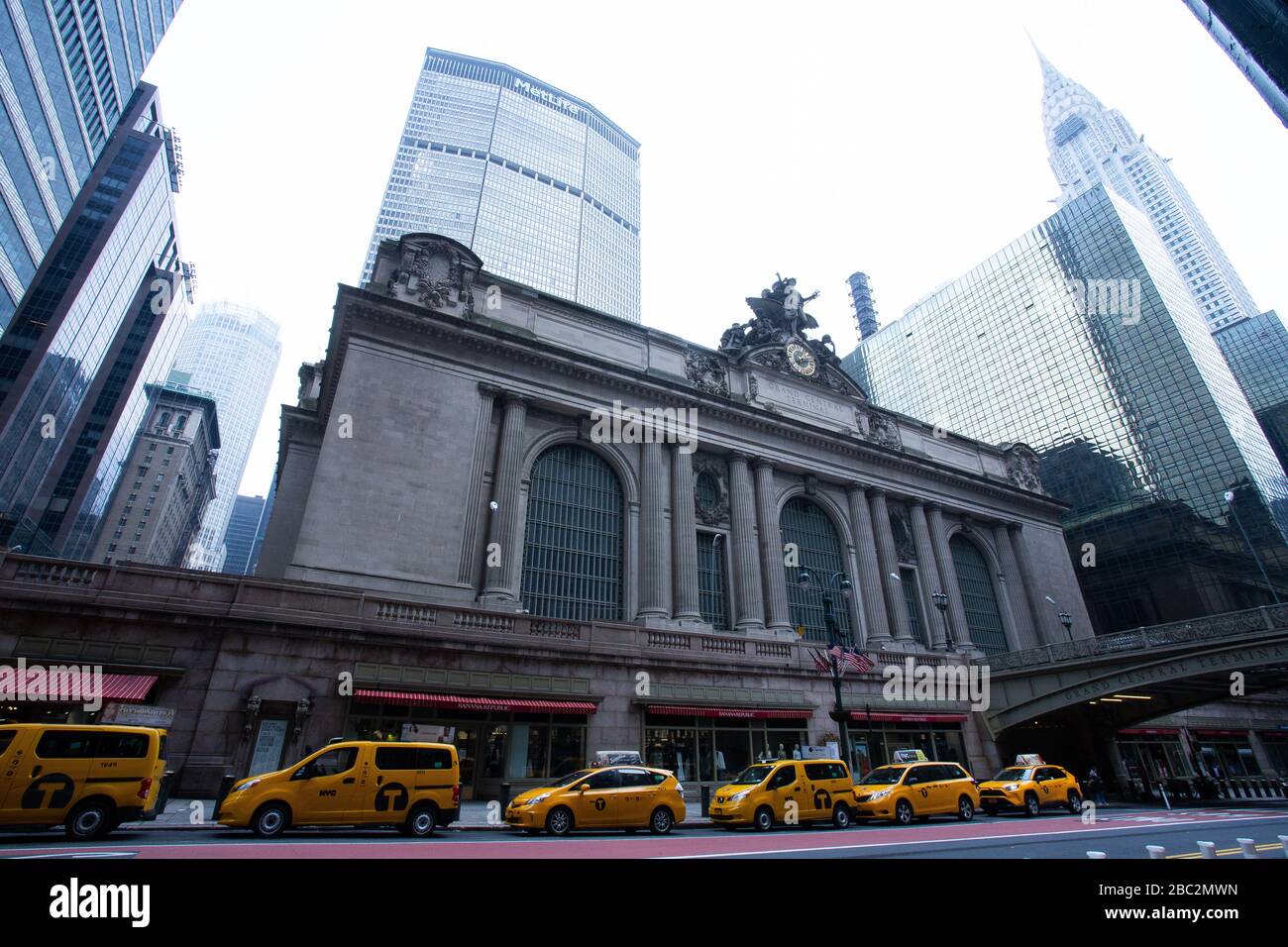 Taxi-Taxis vor dem großen Hauptbahnhof NYC, um Passagiere während des Covid9 leer und ruhig März 28.2020 abholen Stockfoto