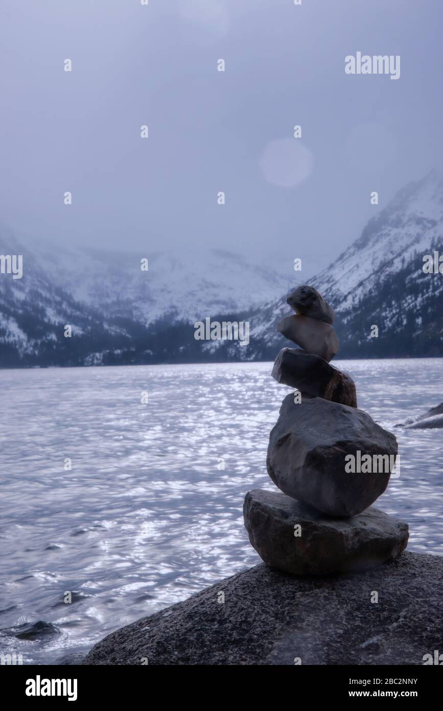 Moment of zen am gefallenen Blattsee Stockfoto