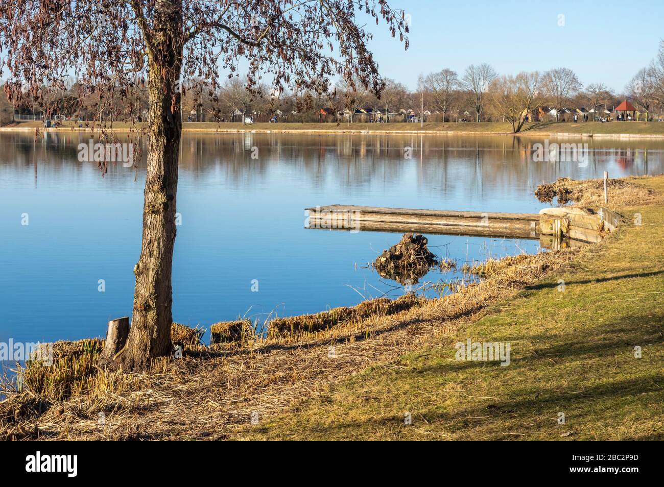 Idyllischer See mit Freizeiteinrichtungen und Erholungsgebiet im Frühjahr mit angrenzenden Kleingärten Stockfoto