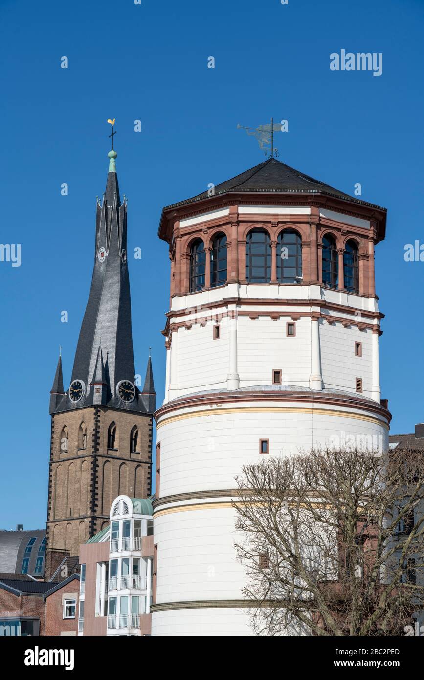 Burgturm und Kirchturm der Basilika St. Lambertus am Rheinufer in DŸsseldorf, Deutschland, Stockfoto