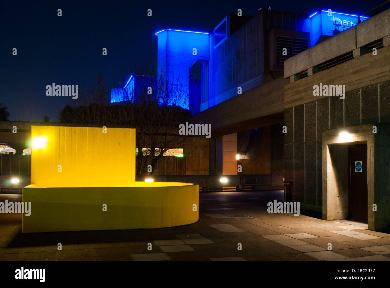 Gelbe Lichter Eingang Betonkonstruktion Blue Box Stairs, Floating Element in Hayward Gallery, Southbank Center, Belvedere Rd, Bishop's, London SE1 Stockfoto