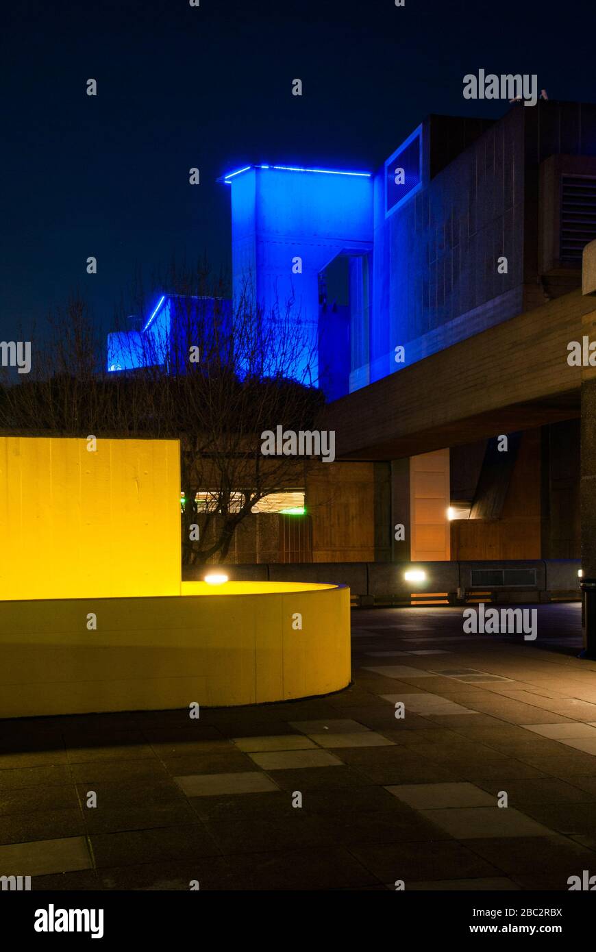 Gelbe Lichter Eingang Betonkonstruktion Blue Box Stairs, Floating Element in Hayward Gallery, Southbank Center, Belvedere Rd, Bishop's, London SE1 Stockfoto