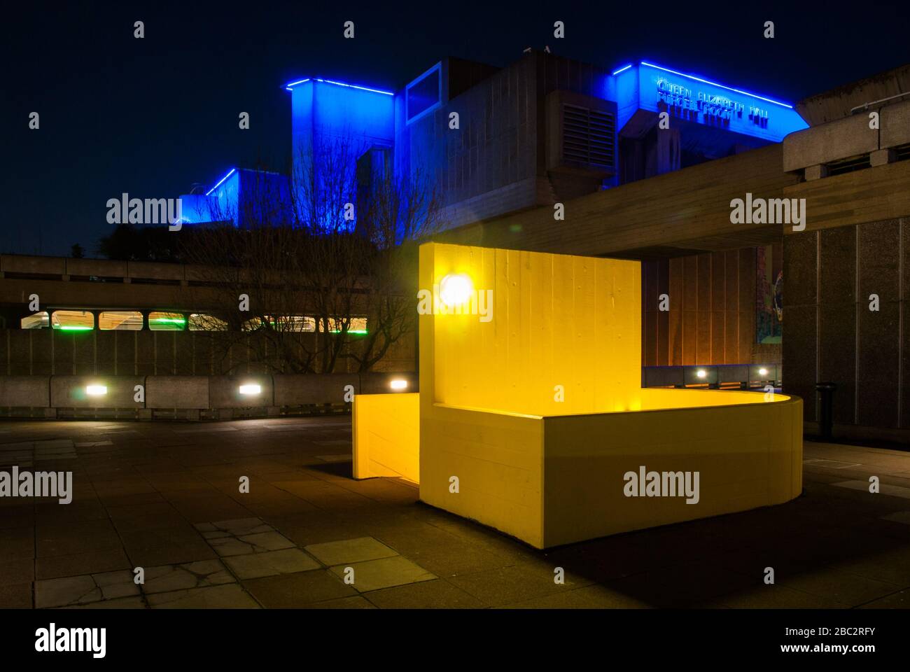 Gelbe Lichter Eingang Betonkonstruktion Blue Box Stairs, Floating Element in Hayward Gallery, Southbank Center, Belvedere Rd, Bishop's, London SE1 Stockfoto