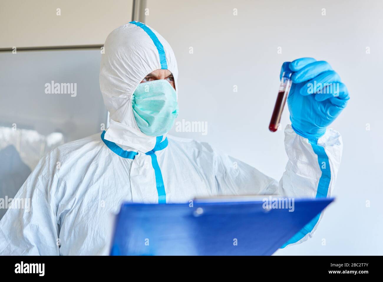 Forscher in der Klinik, der Covid-19-Blutprobe für Antikörpertests in der Coronavirus-Krise verwendet Stockfoto