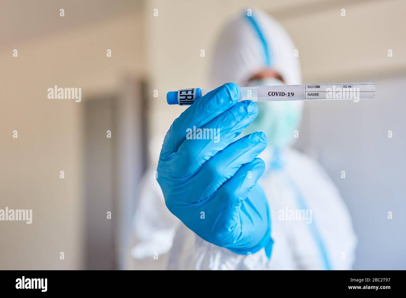Covid-19 Schnelltest mit Speichelprobe im Labor während der Coronavirus-Epidemie Stockfoto