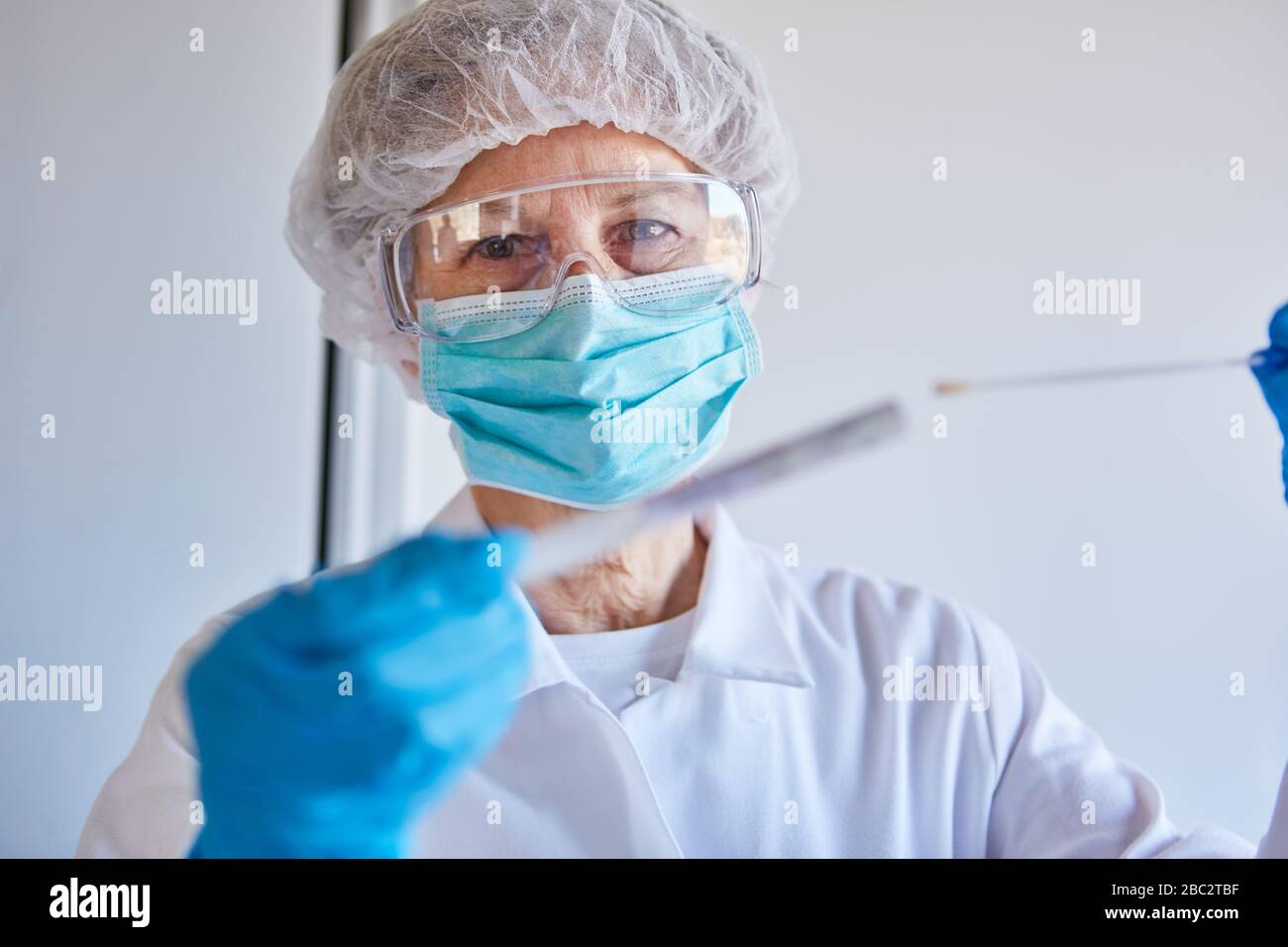 Schmiertest des Speichels für den Schnelltest von Covid-19 mit medizinischen Fachkräften im Labor während einer Coronavirus-Epidemie Stockfoto
