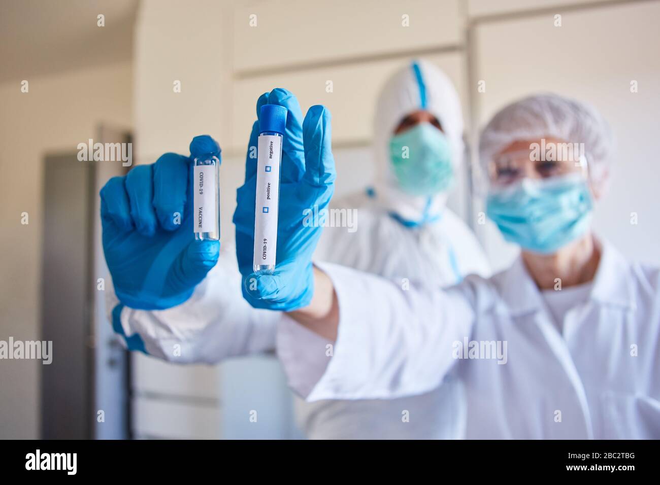 Covid-19 Schnelltest und Impfstoff in der Coronavirus-Krise mit den Forschern im Labor Stockfoto