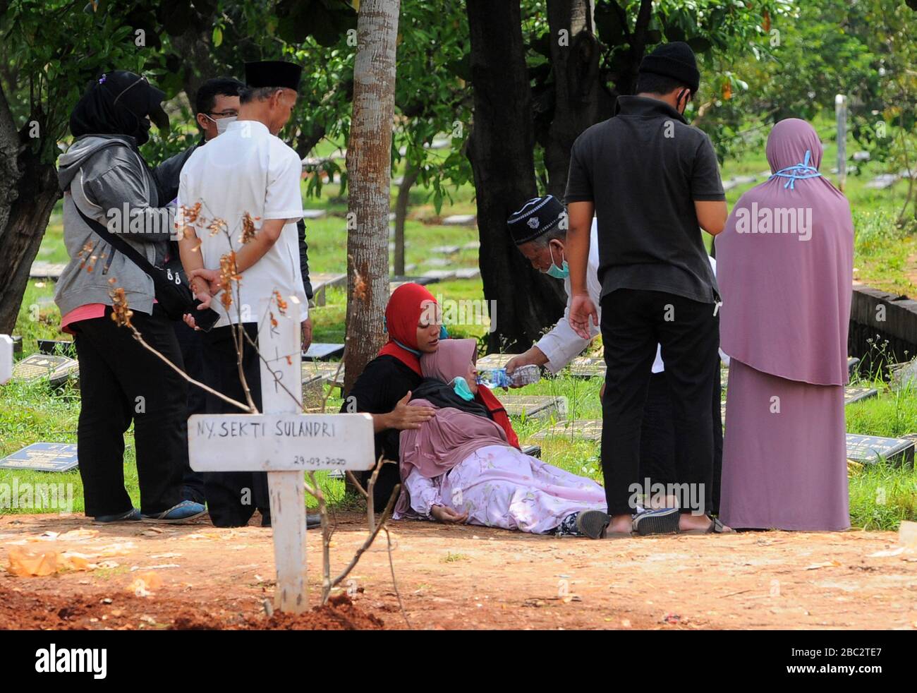 Jakarta, Indonesien. April 2020. Familien von Opfern beobachten den Prozess der Bestattung der Leichen von Covid-19-Opfern, die auf dem öffentlichen Friedhof von Pondok Ranggon beigesetzt werden. Heute wurden in TPU Pondok Ranggon einundzwanzig Leichen begraben. Kredit: Dasril Roszandi/ZUMA Wire/ZUMAPRESS.com/Alamy Live News Stockfoto