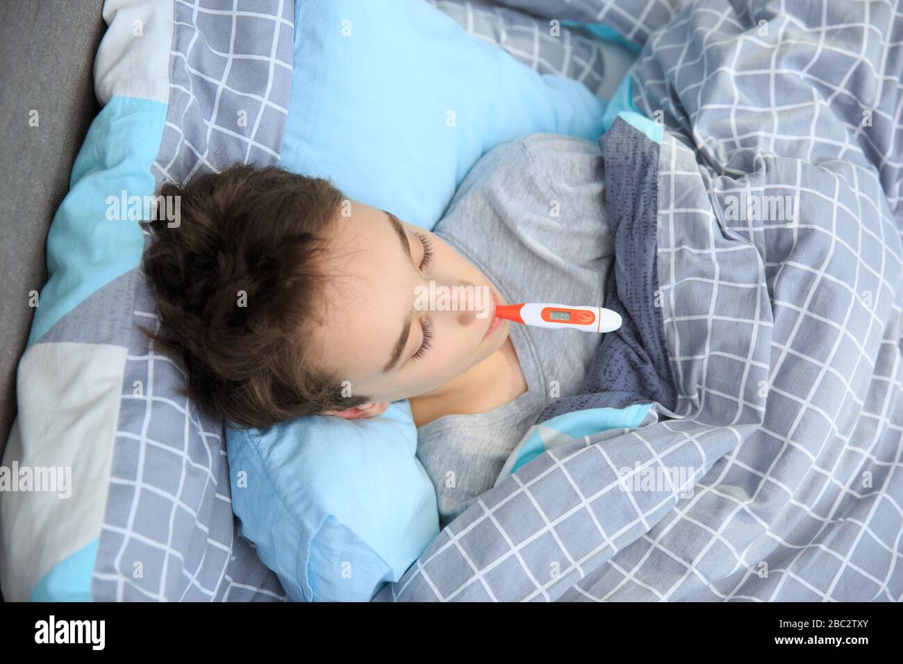 Krankes Kind, das im Bett liegt, mit Schächten und Fieber, kranker, im Bett  liegendes Kind mit Fieber, ruhend Stockfotografie - Alamy