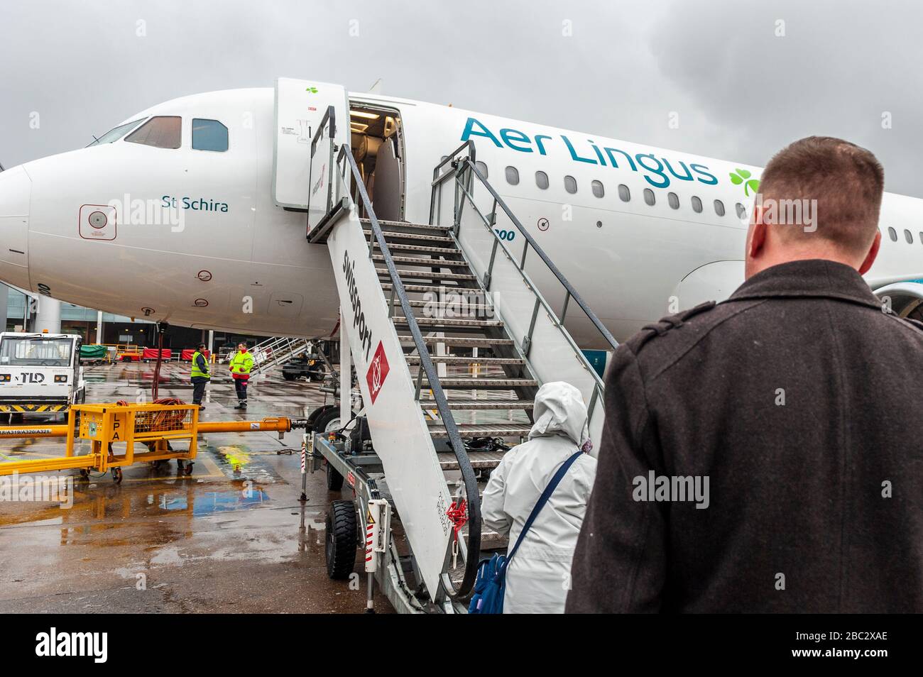 Aer Lingus Airbus A320-214 am Flugsteig am Flughafen Birmingham, Birmingham, Marston Green, West Midlands, Großbritannien. Stockfoto