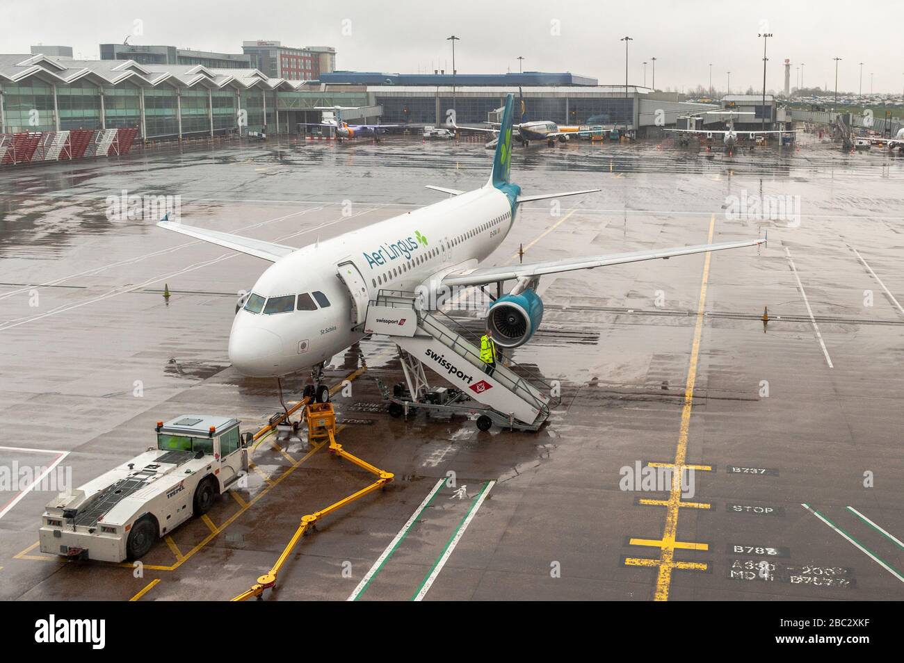 Aer Lingus Airbus A320-214 am Flugsteig am Flughafen Birmingham, Birmingham, Marston Green, West Midlands, Großbritannien. Stockfoto