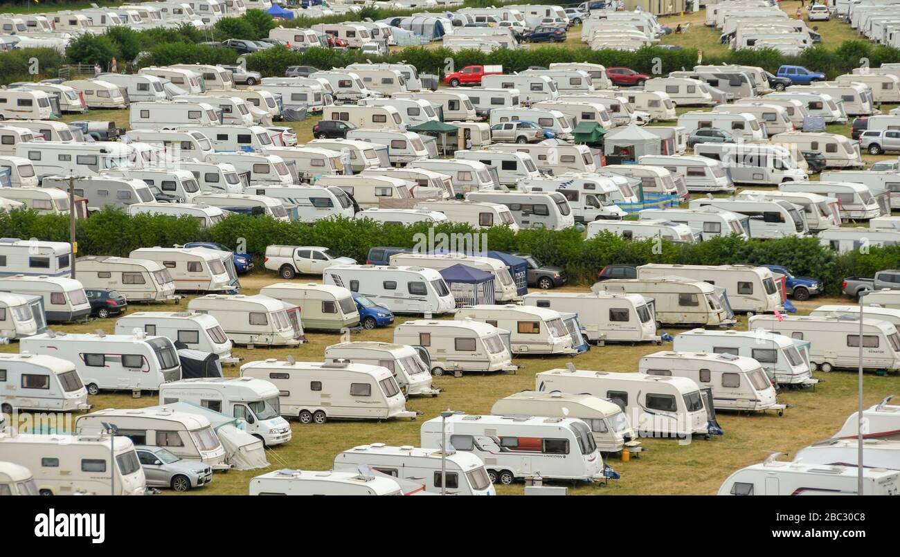 BUILTH WELLS, POWYS, WALES - JULI 2018: Reihen von Karawanen, die in Feldern von Menschen außerhalb des Royal Welsh Showground während der Showzeit geparkt wurden Stockfoto