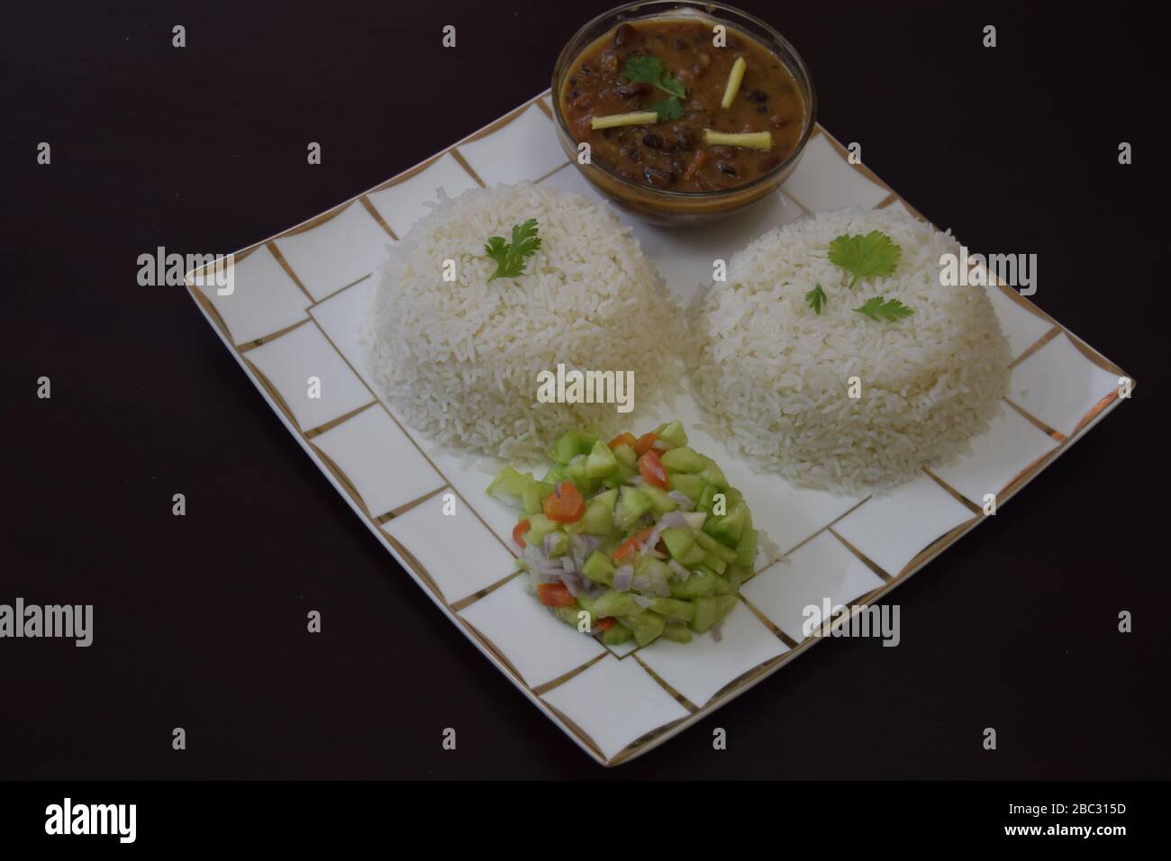 Zwei Schalen Reis mit gekochten roten Bohnen und Salat kochen Stockfoto