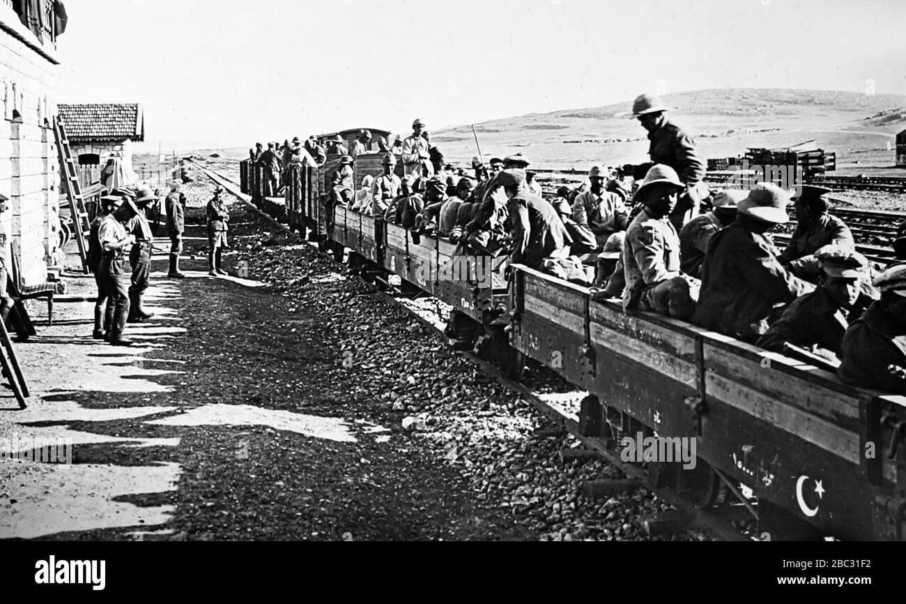 Gefangene, die von britischen Soldaten gefangen genommen wurden, die im ersten Weltkrieg in eigenen Zügen transportiert wurden, wahrscheinlich in Palästina Stockfoto