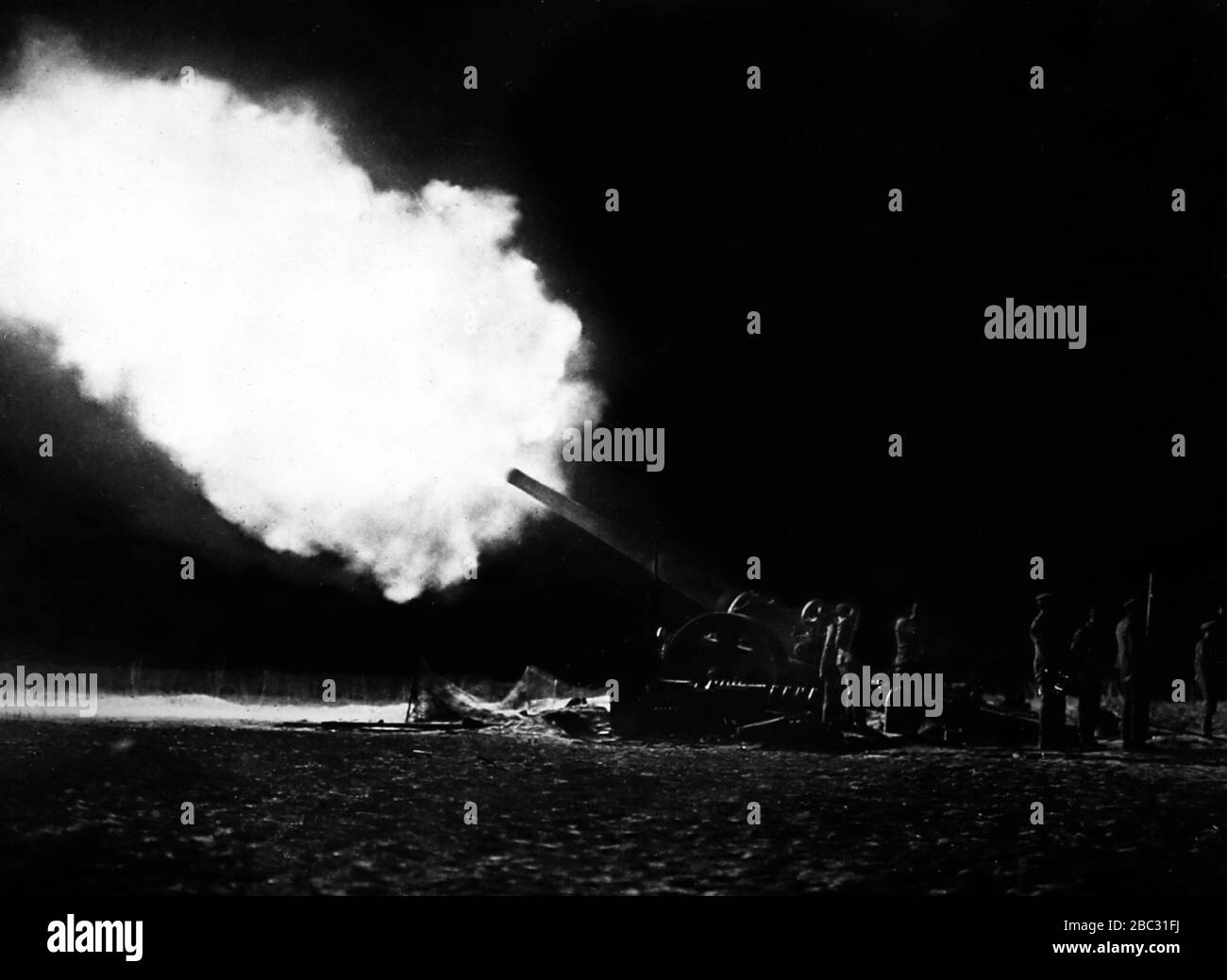 Britische Artillerie feuert nachts während WW1 Stockfoto