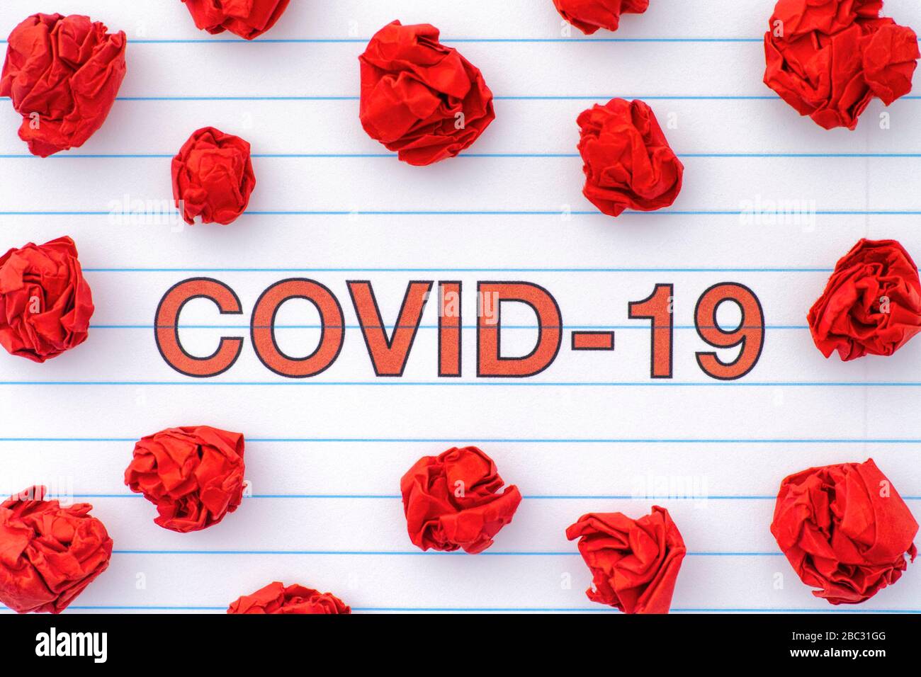 COVID-19 und rot zerknitterte Papierkugeln. Coronavirus Konzept. Nahaufnahme. Stockfoto