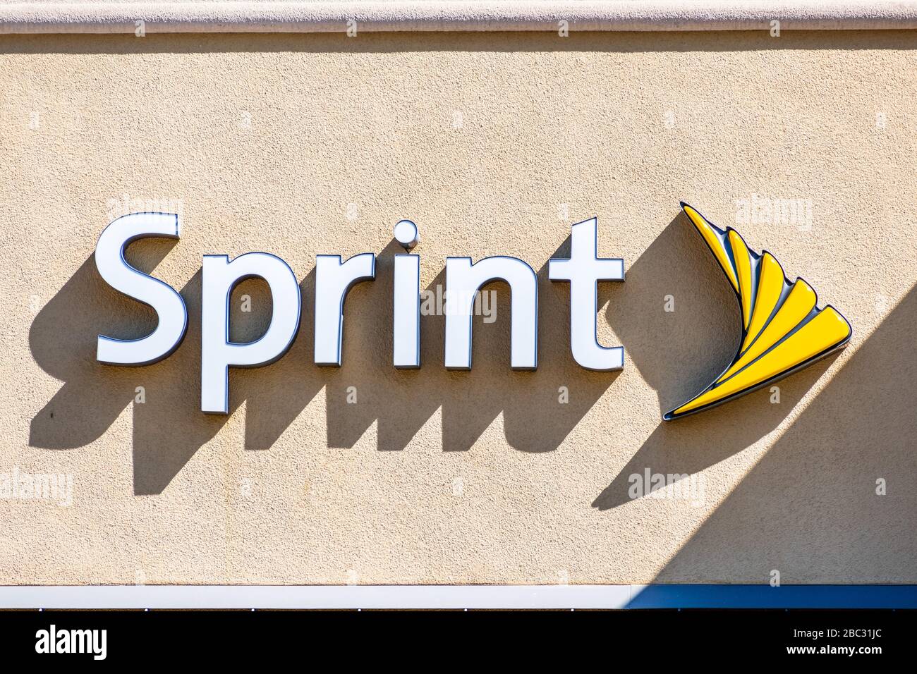März 2020 Santa Clara/CA/USA - Sprint-Logo auf einer Ladenfassade; Sprint Corporation ist ein amerikanisches Telekommunikationsunternehmen, das Wirle bereitstellt Stockfoto