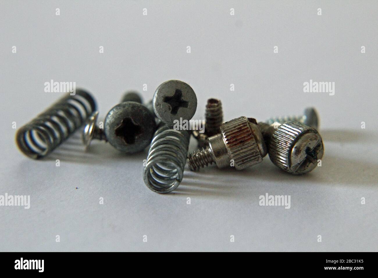 Nahaufnahme von verschiedenen Dingen, metallischen Objekten, Schrauben, Federn Stockfoto