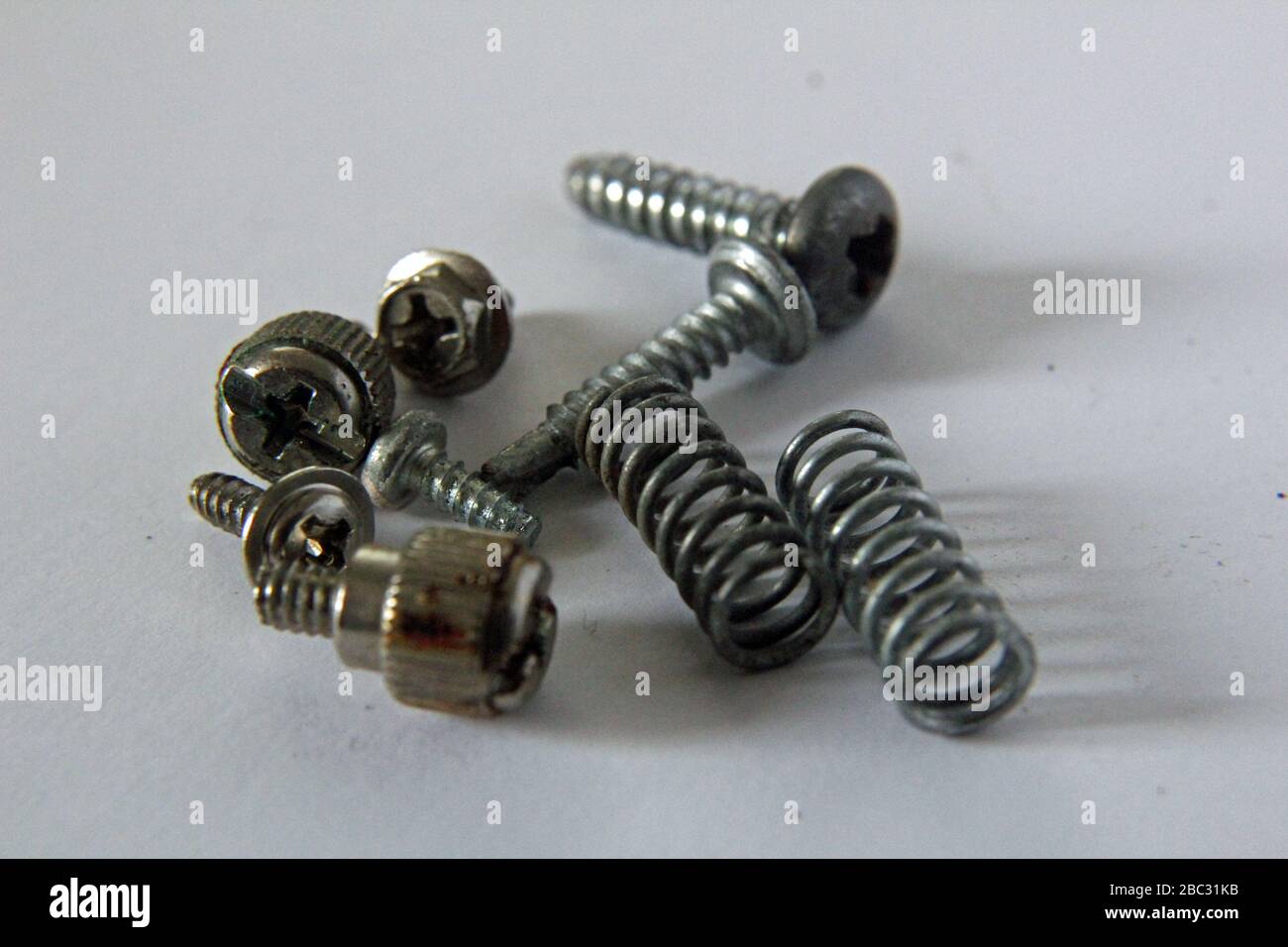 Nahaufnahme von verschiedenen Dingen, metallischen Objekten, Schrauben, Federn Stockfoto