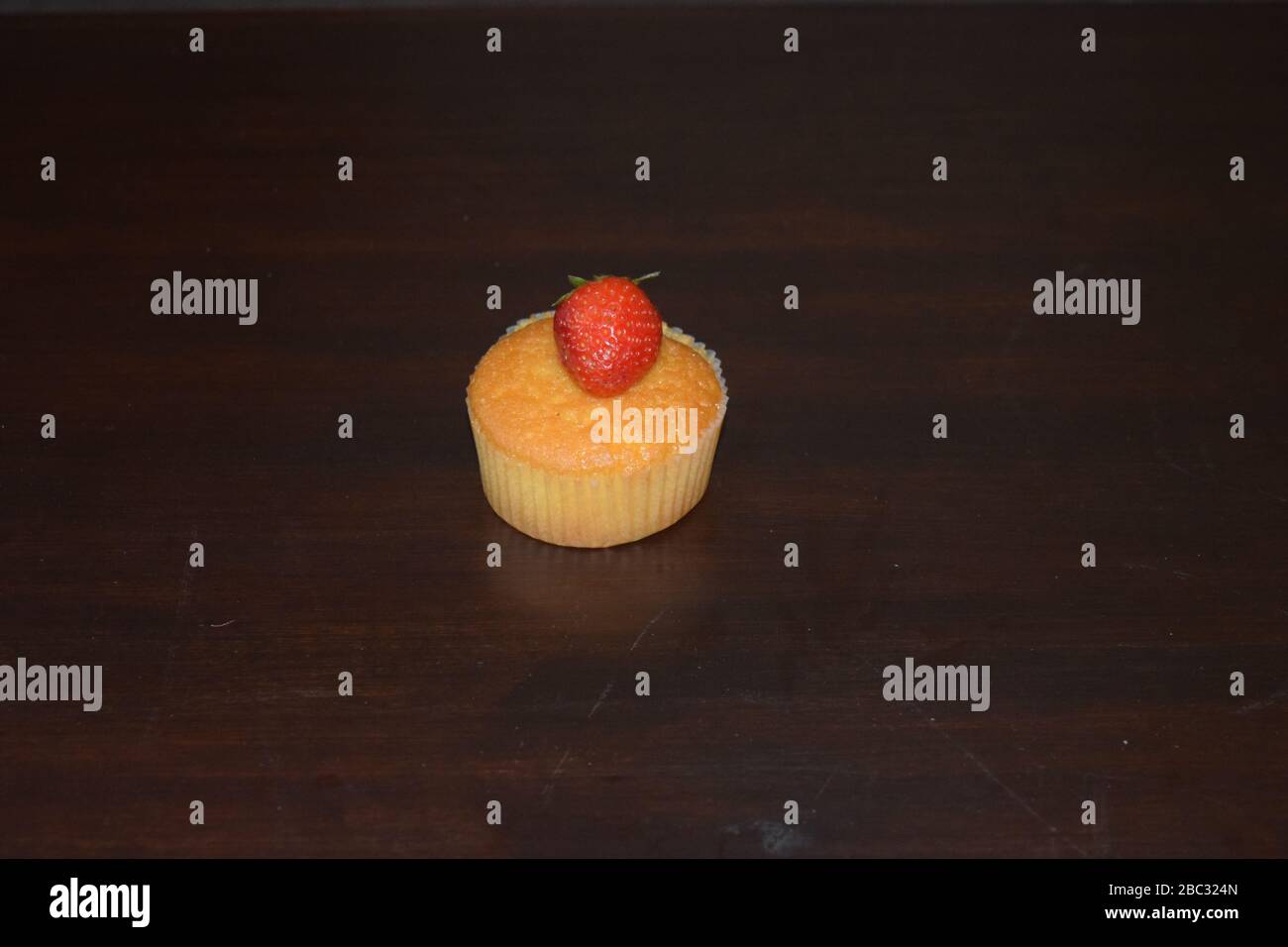 Erdbeerkuchen mit Erdbeere auf der Oberseite, Platz für Text Stockfoto