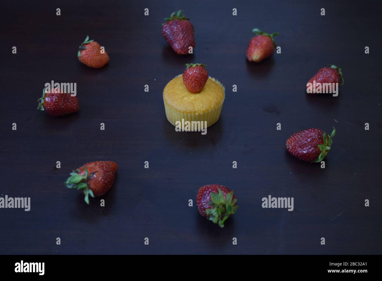 Erdbeerkuchen, die von Erdbeeren um sie herum dekoriert wurden Stockfoto