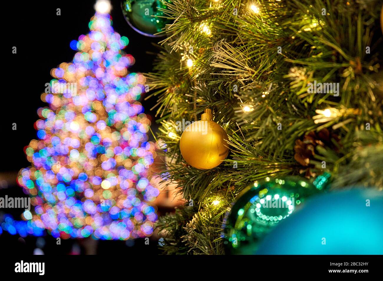 Schön beleuchteter weihnachtsbaum mit Dekorationen Stockfoto