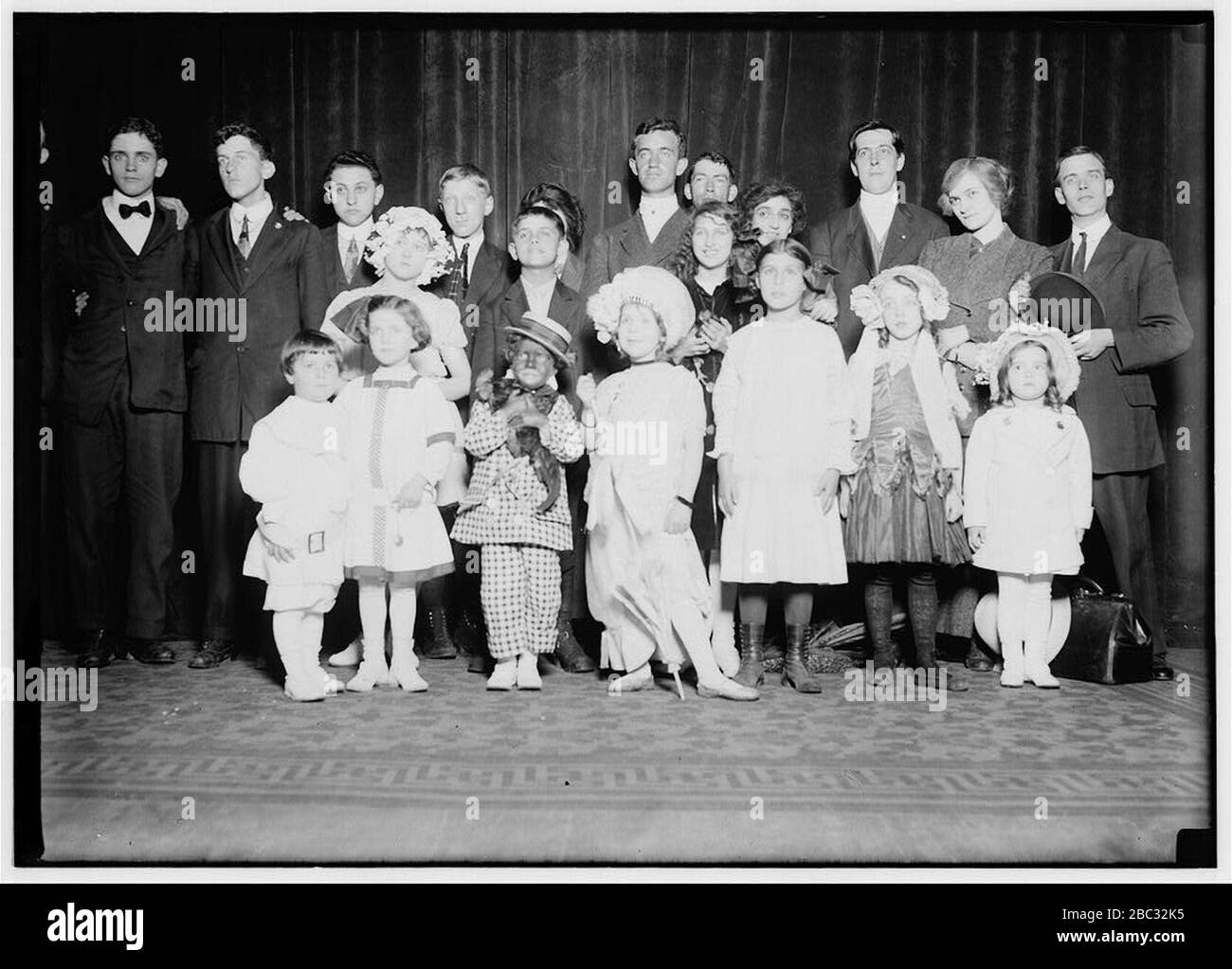 Gruppe von Kindern, die in der Amateurnacht im Majestic Theatre spielen. Die Kinder sind (angebliche) Amateure, die älteren meist Amateure, mit ein paar Profis. (Weitere Informationen finden Sie unter Stockfoto