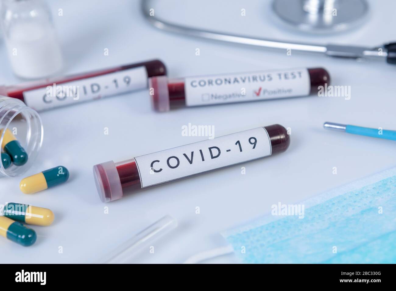 Blut-Reagenzglas mit Coronavirus die COVID 19-Krankheit für Virus-Test und Forschung. Schwerpunkt auf Bluttest. Stockfoto