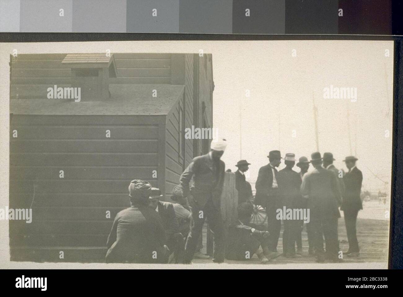 Gruppe von Männern vor einem Gebäude in San Francisco (ca. 1910). Stockfoto