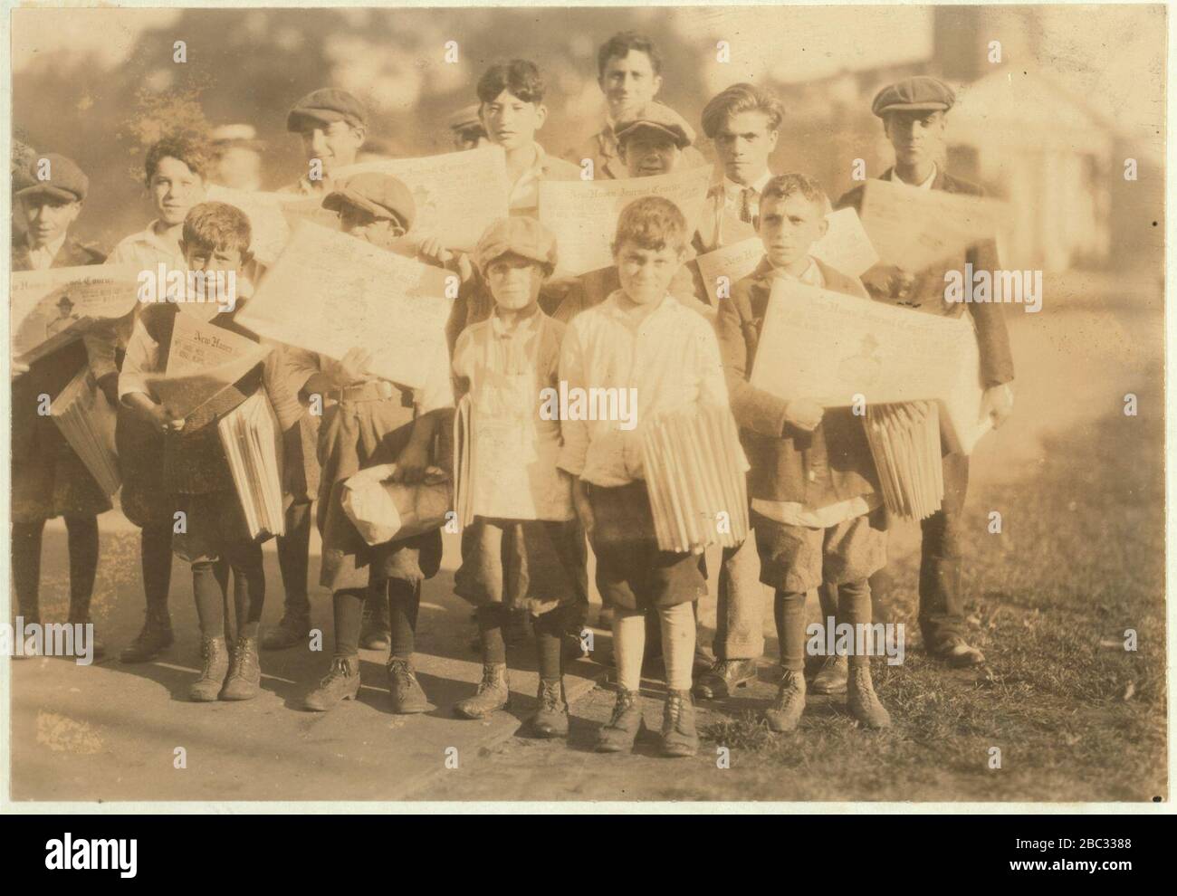 Gruppe von Newsboys von 7 Jahren bis 21. Zu diesem Zeitpunkt gab es keine Newsgirls. August 1924 in New Haven, Conn. Stockfoto