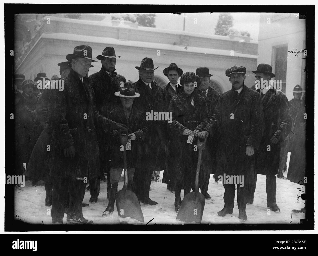 Gruppe außerhalb des Weißen Hauses im Schnee Stockfoto