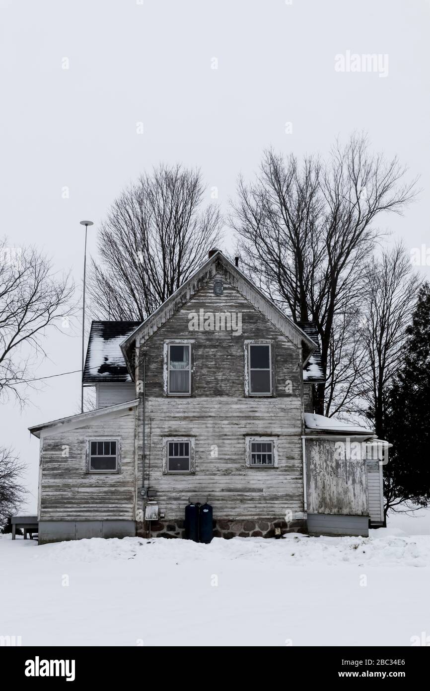 Bauernhaus an einem Wintertag in der Nähe des Dorfes Remus im Zentrum von Michigan, USA [keine Eigentumsfreigabe; nur für redaktionelle Lizenzierung verfügbar] Stockfoto