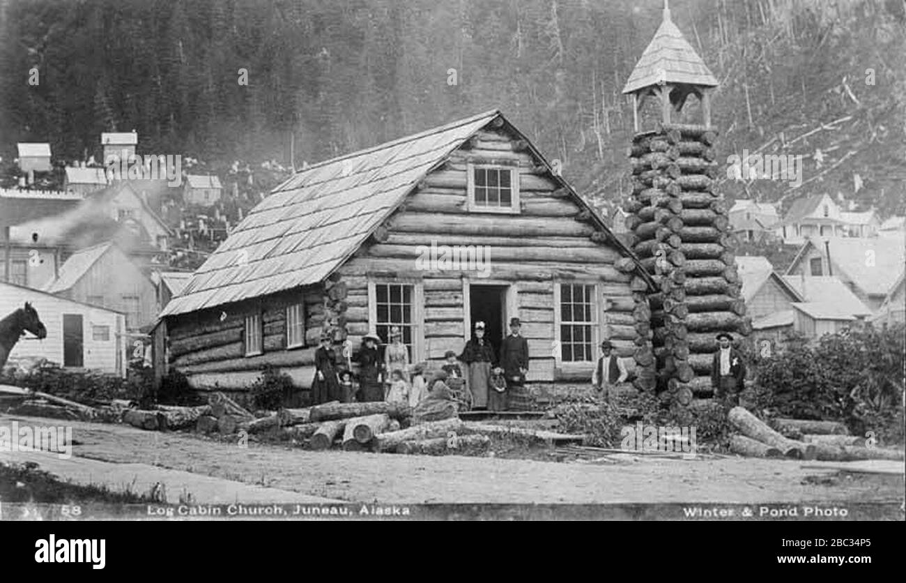 Gruppe posiert vor der Blockkabinenkirche mit Glockentürmchen Dritte und Hauptstraßen Juneau Alaska zwischen den Jahren von 1888-1898 (AL+CA 1543). Stockfoto