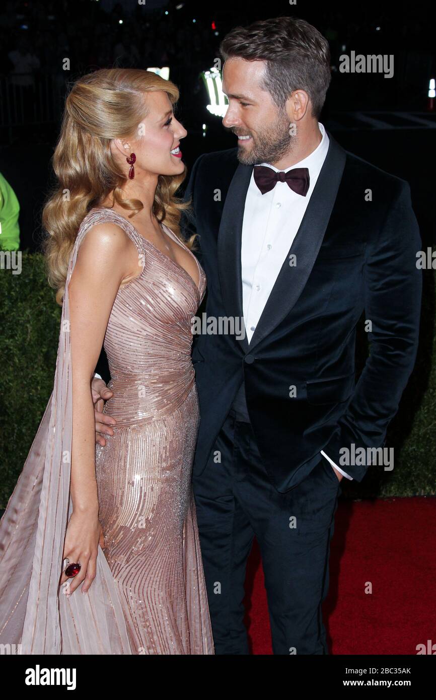 (AKTE) Ryan Reynolds und Blake Lively Donate 400.000 Dollar an New Yorker Krankenhäuser inmitten der Coronavirus COVID-19-Pandemie. Angeblich spenden sie jeweils 100.000 Dollar an Elmhurst, das NYU Hospital, Mount Sinai und Northern Westchester. MANHATTAN, NEW YORK CITY, NEW YORK, USA - 5. MAI: Schauspielerin Blake Lively und Ehemann/Schauspieler Ryan Reynolds kommen zum 'Charles James: Beyond Fashion' Kostüm-Institut Gala (2014 Meta Gala), das am 5. Mai 2014 im Metropolitan Museum of Art in Manhattan, New York City, New York, Vereinigte Staaten veranstaltet wird. (Foto von Xavier Collin/Image Press Agency) Stockfoto