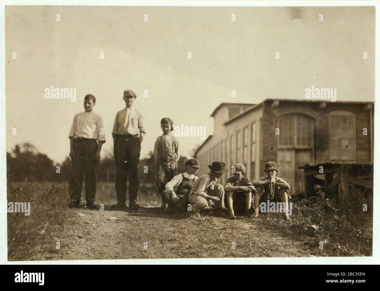 Gruppen von Doffers usw., alle Arbeiten in der Liberty Cotton Mill, Clayton, N.C., aufgenommen um 10:00 UHR, 29. Oktober 1912. Ich habe ein paar sehr junge Spinner gesehen, einer ist offenbar zehn Jahre alt, Stockfoto