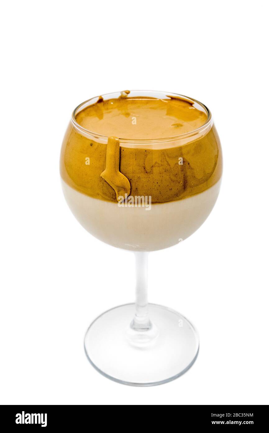 Dalgona Coffee, TikTok Trendergetränk. Stockfoto