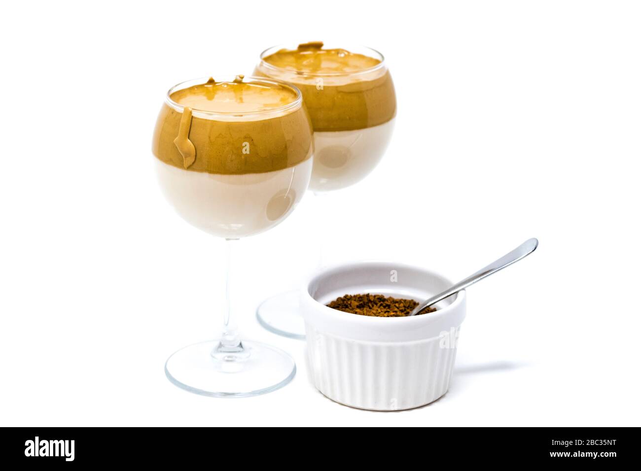 Dalgona Coffee, TikTok Trendergetränk. Stockfoto