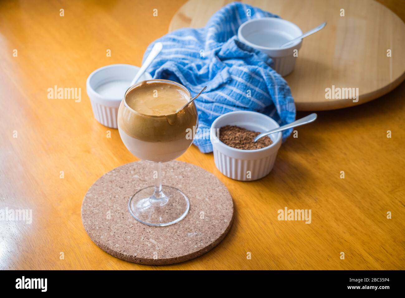 Dalgona Coffee, TikTok Trending Drink, mit Zutaten - Kaffee, Zucker und Wasser. Stockfoto