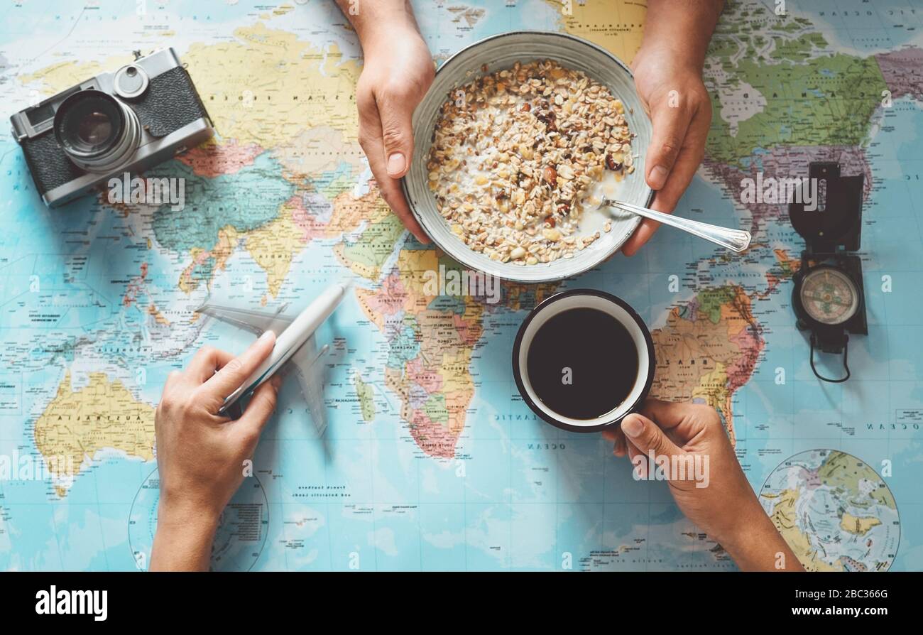 Ansicht von oben Hände Menschen Planung Urlaub mit Weltkarte beim Frühstück mit Müsli Milch - Paar immer bereit für die nächste World tour Stockfoto Ansicht von oben Hände Menschen Planung Urlaub mit Weltkarte beim Frühstück mit Müsli Milch - Paar immer bereit für die nächste World tour Stockfoto