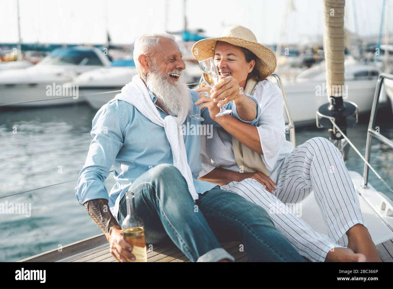 Senior Paar toasten Champagner auf Segelboot Urlaub - gerne ältere Menschen Spaß feiern Hochzeit Jahrestag an Bootsfahrt Stockfoto
