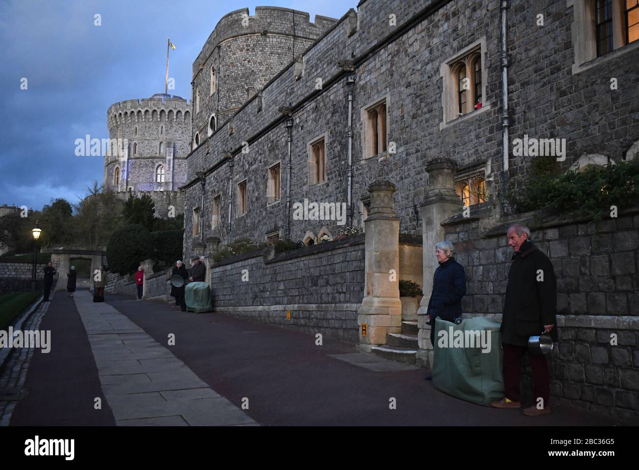 Bewohner von Windsor Castle, da es blau wird, um lokale Helden während der landesweiten "Clap for Carers NHS"-Initiative am Donnerstag zu begrüssen, um NHS-Mitarbeiter zu begrüßen, die gegen die Coronavirus Pandemie kämpfen, wenn Wahrzeichen in ganz Großbritannien blau beleuchtet werden. Stockfoto