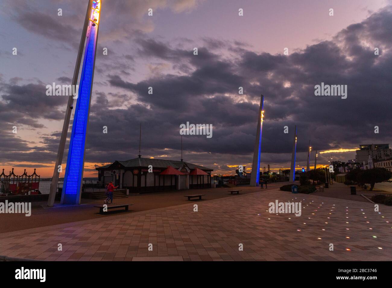 Southend-on-Sea, Großbritannien. April 2020. Die Lichter an der Küste von Southend sind blau, um die Pfleger und Frontarbeiter in der Gemeinde zu ehren und zeigen, dass NHS und Sozialarbeiter wissen, wie sehr sie geschätzt werden. Penelope Barritt/Alamy Stockfoto