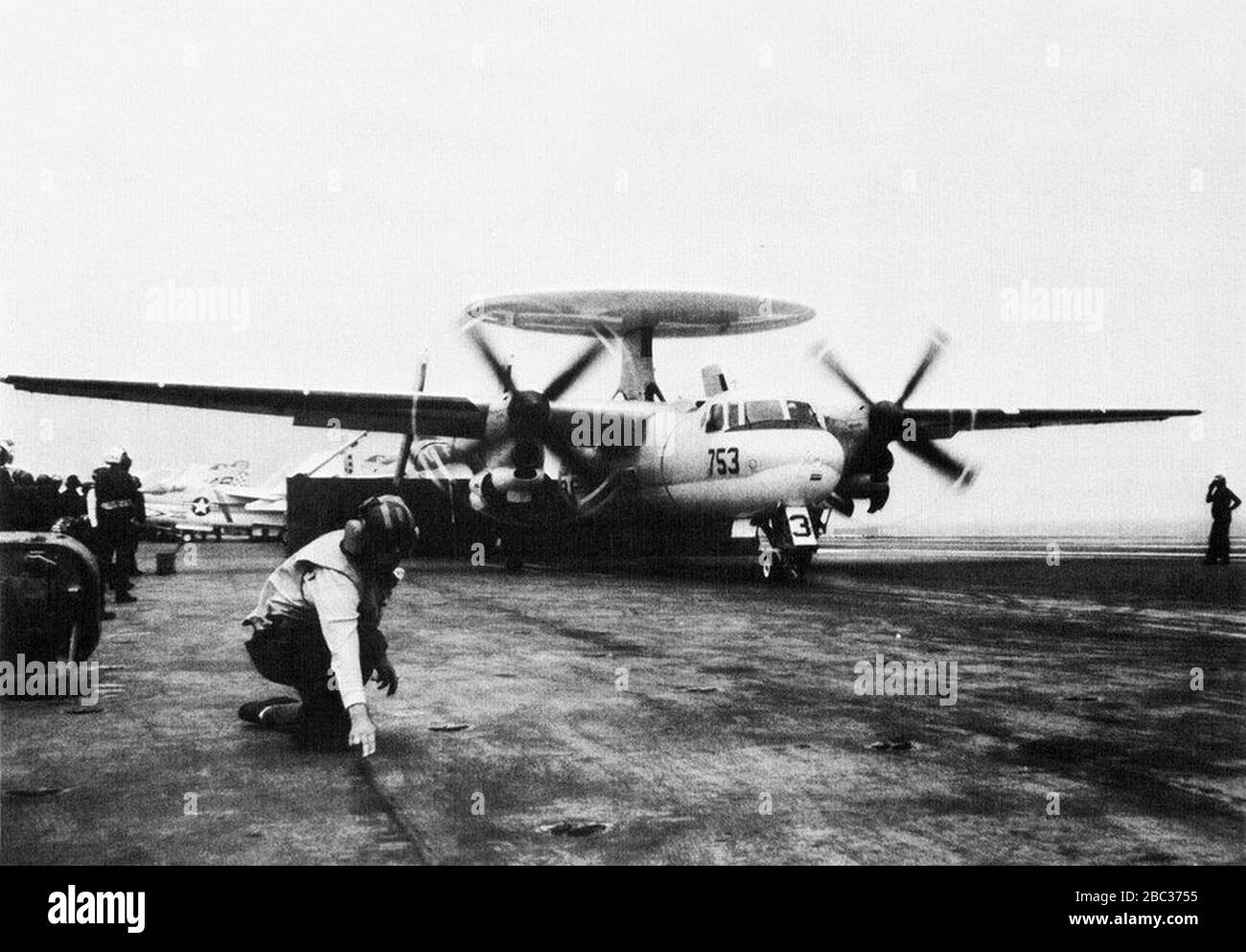 Grumman E-2B Hawkeye von VAW-125 wird von der USS John F. Kennedy (CVA-67), ca. 1970, gestartet. Stockfoto