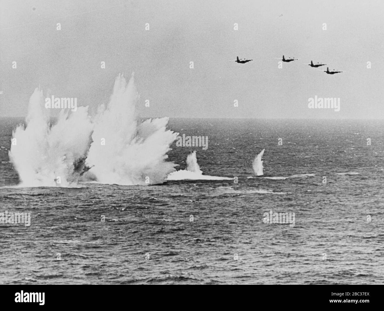 Grumman S-2 Trackers fallen im April 1962 die Tiefentgelte ab. Stockfoto