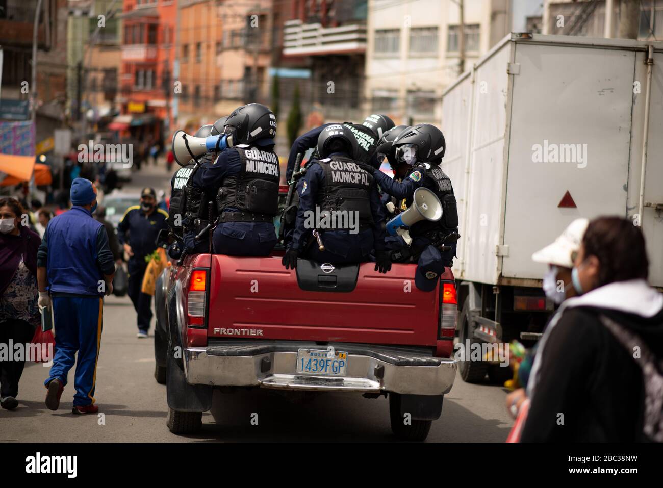 La Paz, Bolivien. März 2020. Die Stadtwache bereitet sich darauf vor, den Hauptmarkt in La Paz nach den Quarantänevorschriften zu schließen. Stockfoto